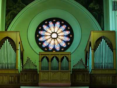 A dominare l�ingresso � il grande organo...